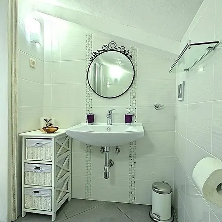 Charming Villa With Swimming Pool In Plomin