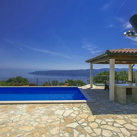 Villa Charming Villa With Swimming Pool In Plomin