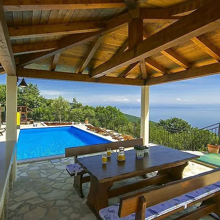 Villa Charming Villa With Swimming Pool In Plomin *