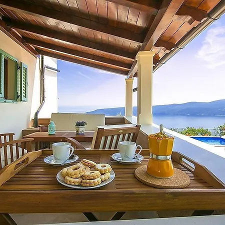 Charming Villa With Swimming Pool In Plomin