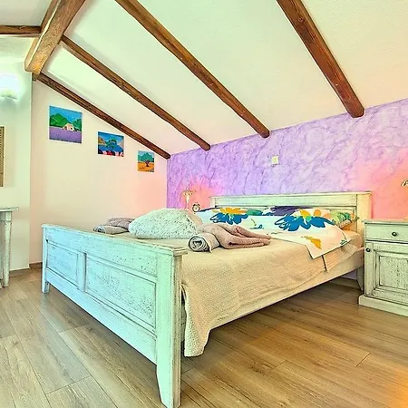 Villa Charming Villa With Swimming Pool In Plomin *