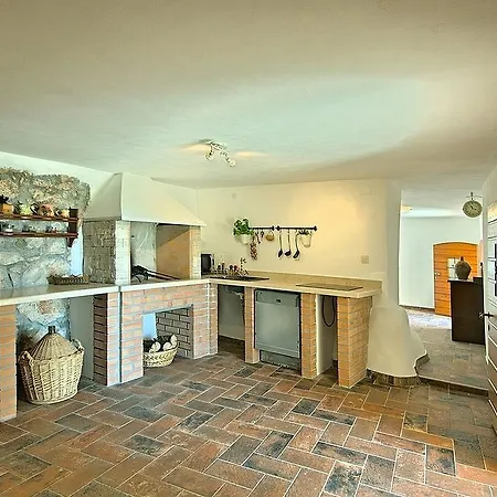 Villa Charming Villa With Swimming Pool In Plomin Plomin
